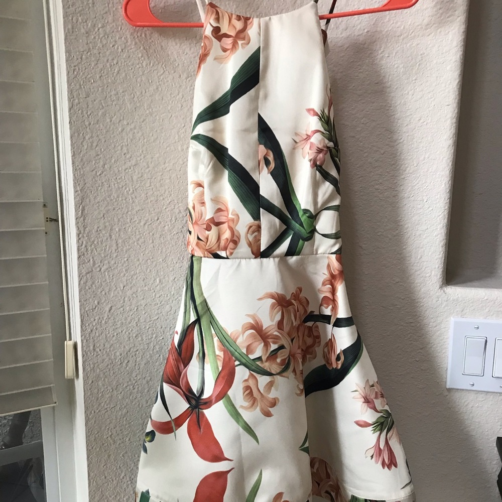 Lulu’s Tropical Floral Halter Dress NWT. Size M
